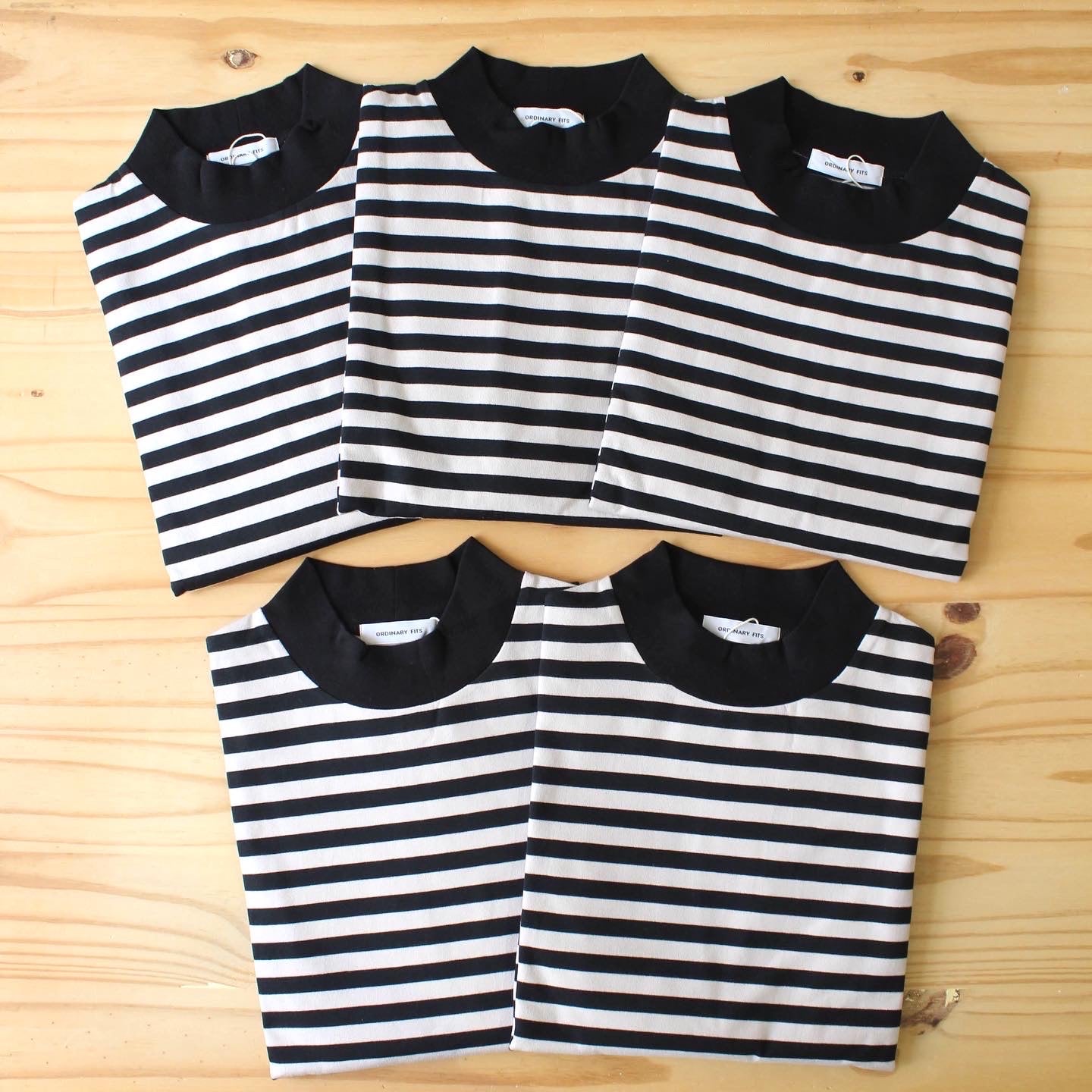 Ordinary Fits -
MOCK NECK BORDER TEE