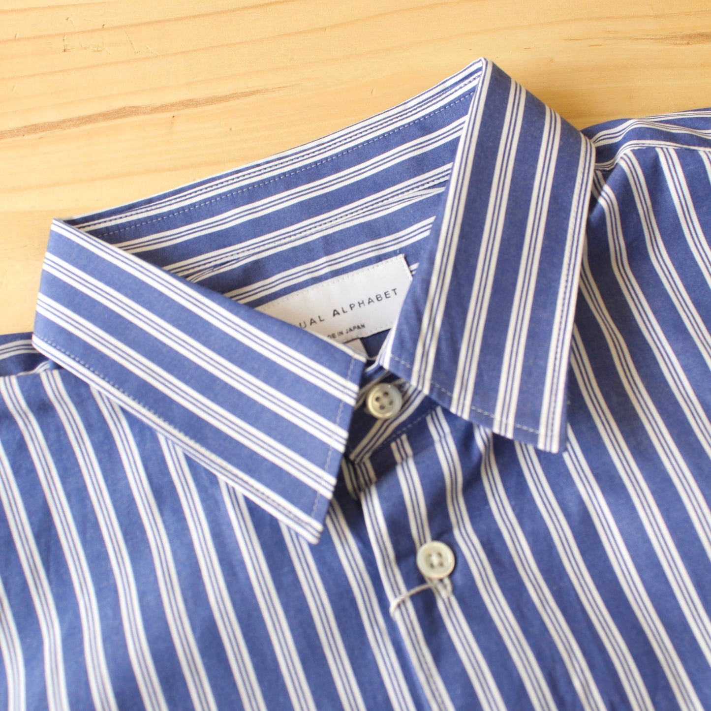 MANUAL ALPHABET -
80/2 NAVY STRIPE SHIRT
BULGING FIT