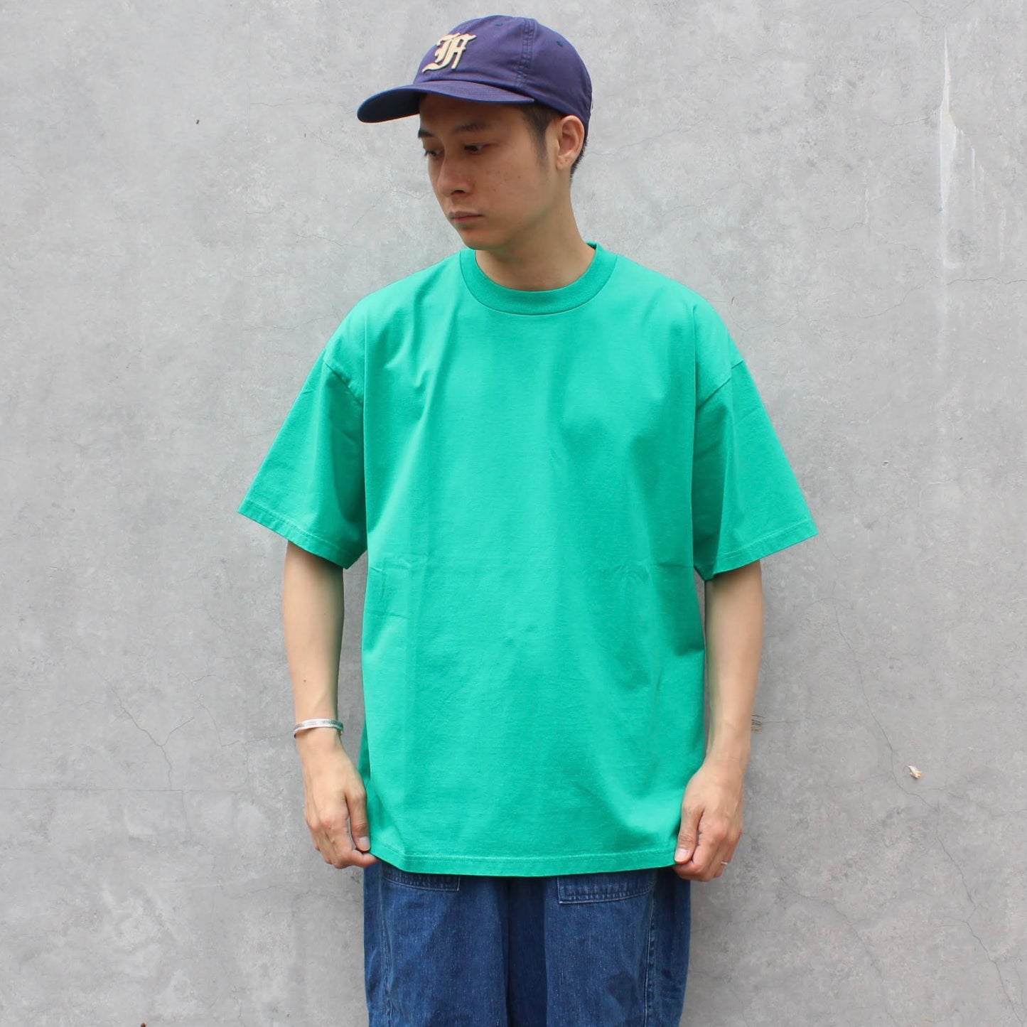 FLISTFIA -
LOOSE FIT CREW NECK TEE