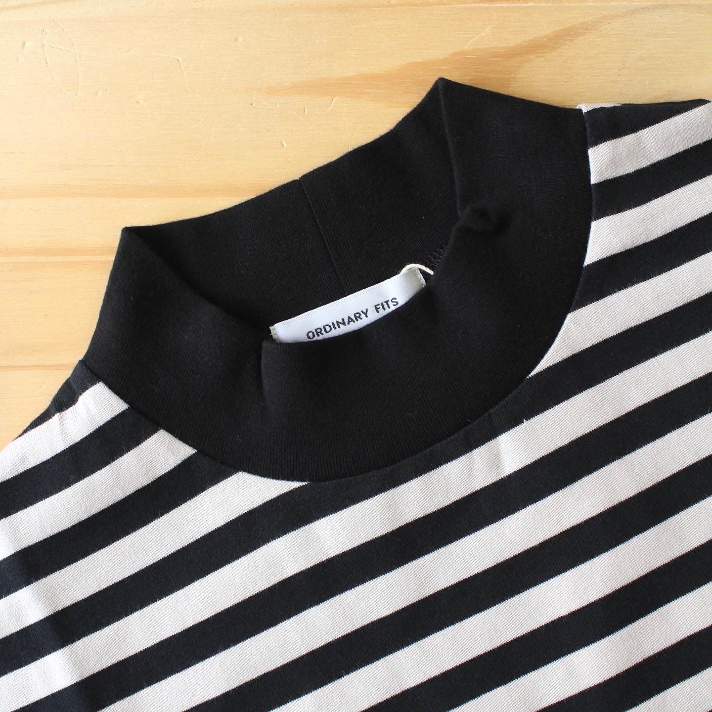 Ordinary Fits -
MOCK NECK BORDER TEE