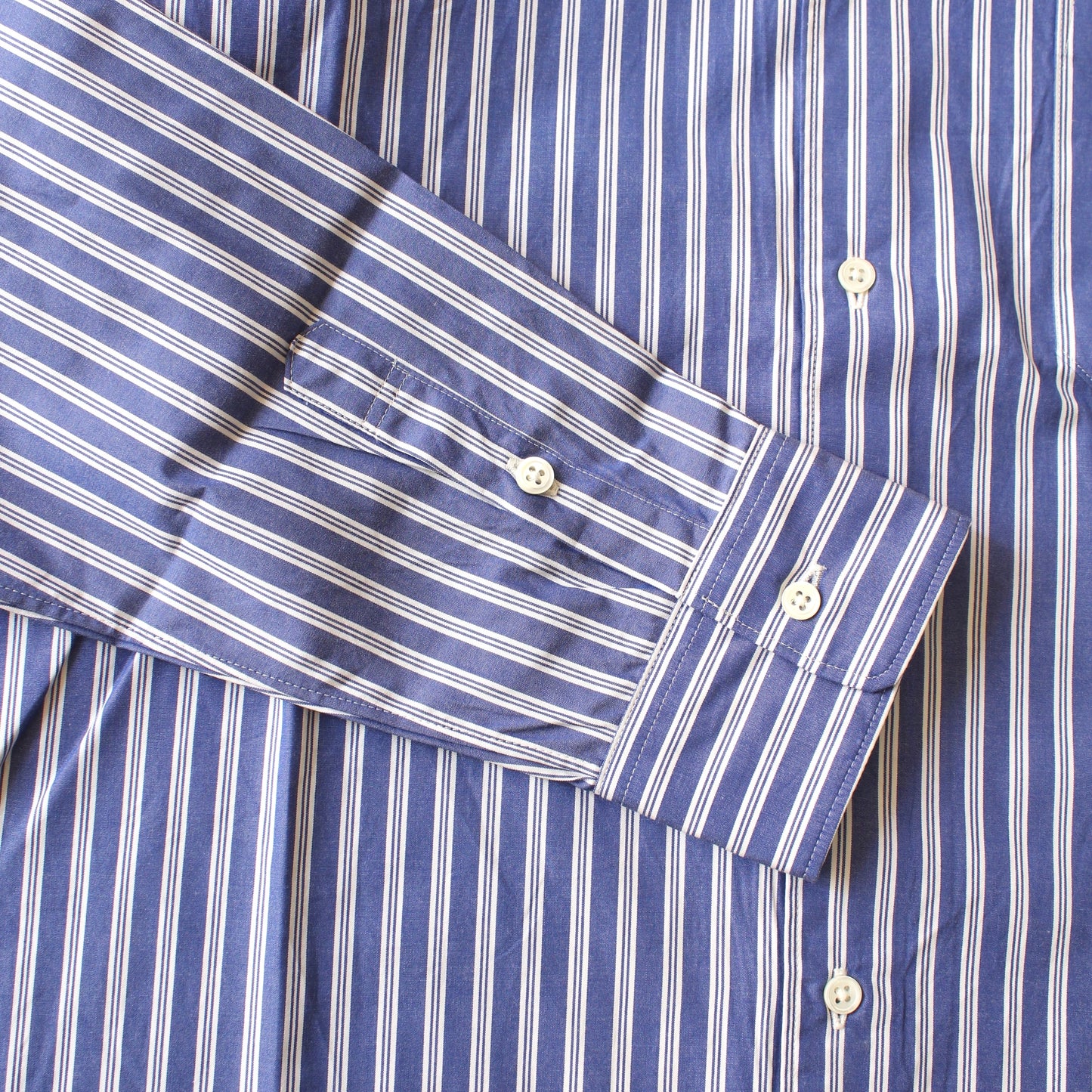 MANUAL ALPHABET -
80/2 NAVY STRIPE SHIRT
BULGING FIT