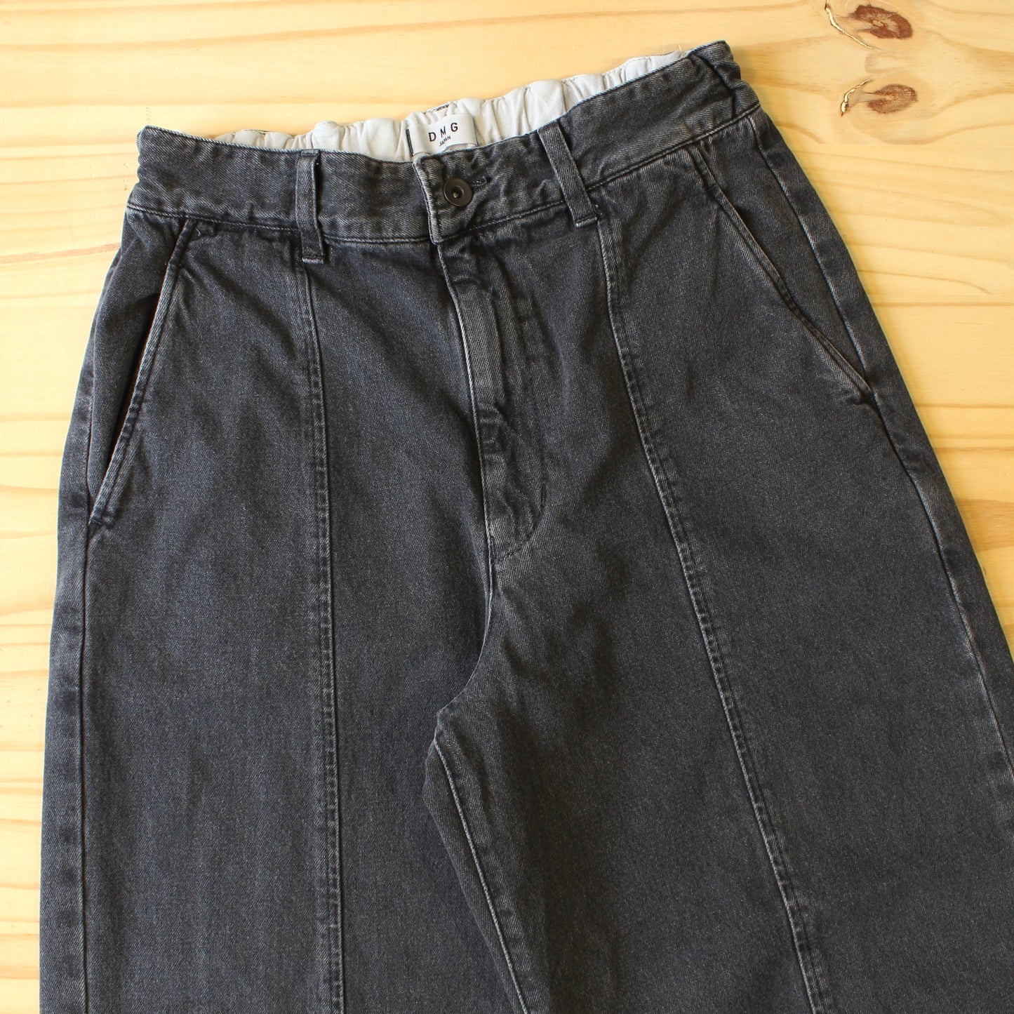 D.M.G -
ALMOND VOLUME DENIM PANTS