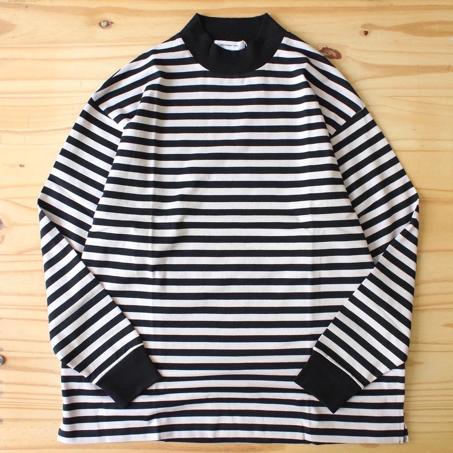 Ordinary Fits -
MOCK NECK BORDER TEE