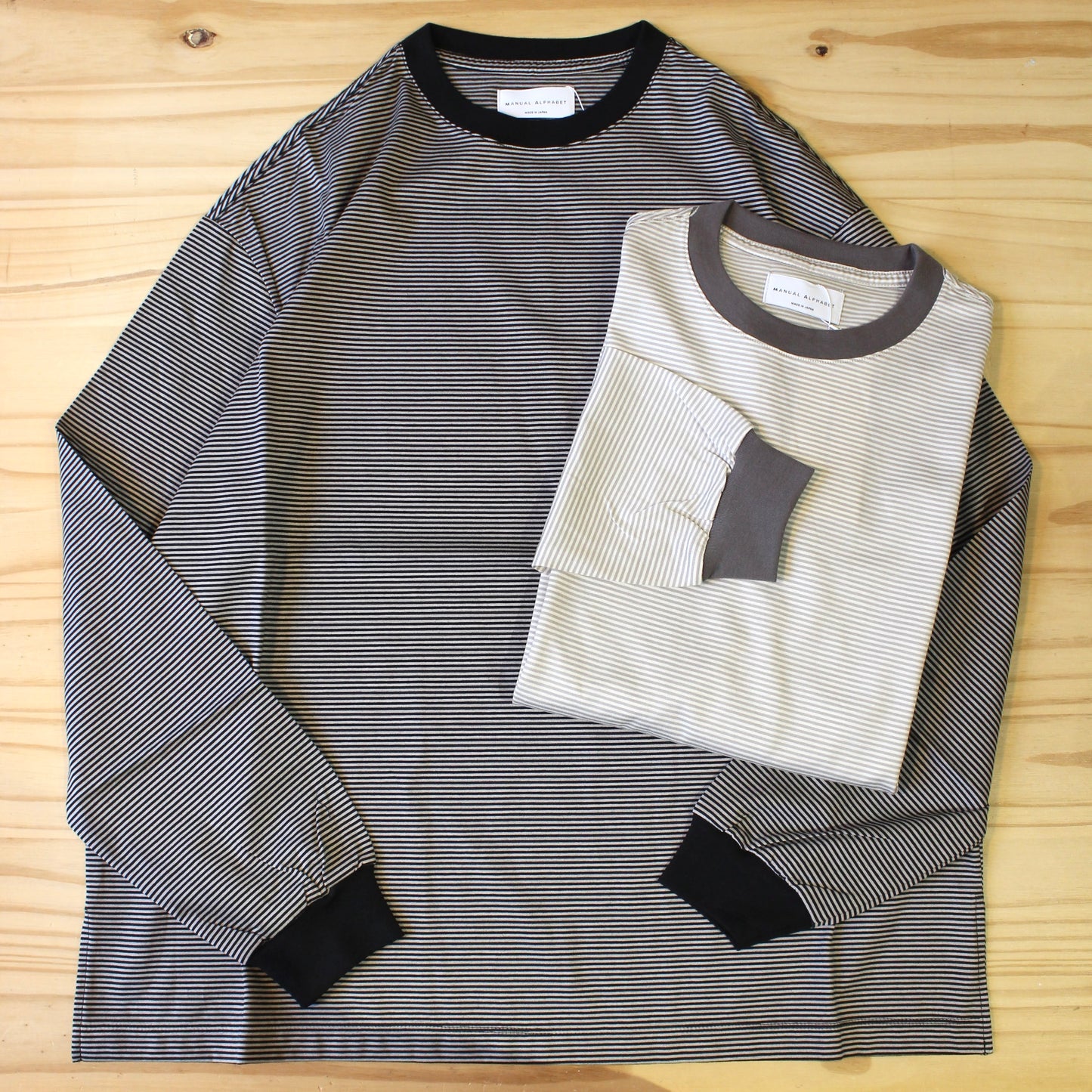 MANUAL ALPHABET -
L/S MINI BORDER WIDE TEE