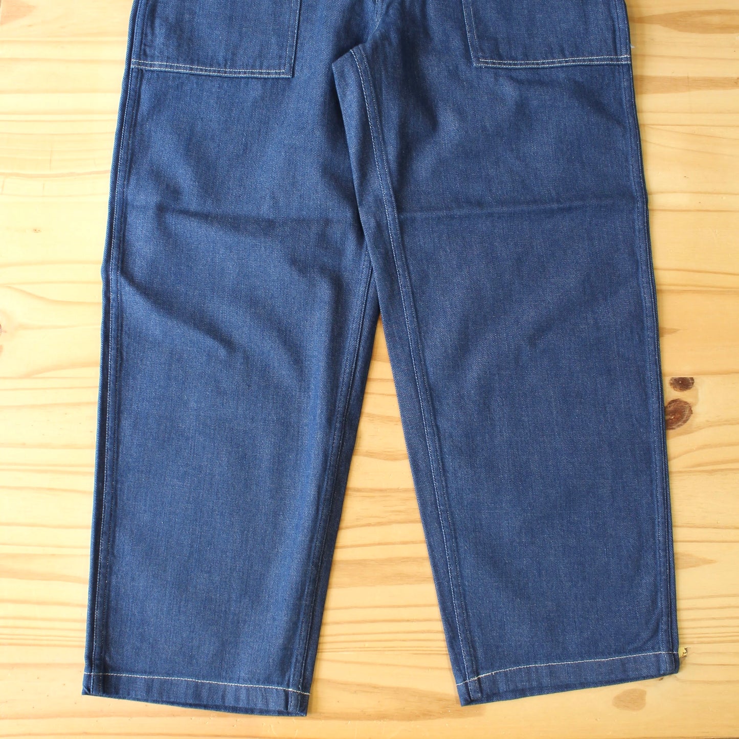 HATSKI -
LOOSE TAPERED UTILITY TROUSERS DENIM