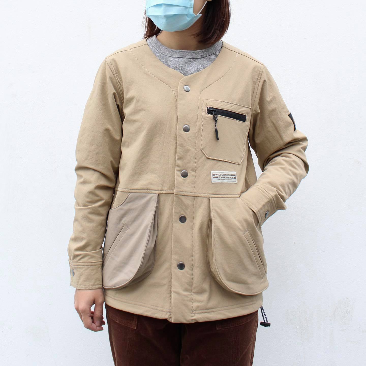 WILDERNESS EXPERIENCE - STORAGE POCKET COLLARLESS JACKET