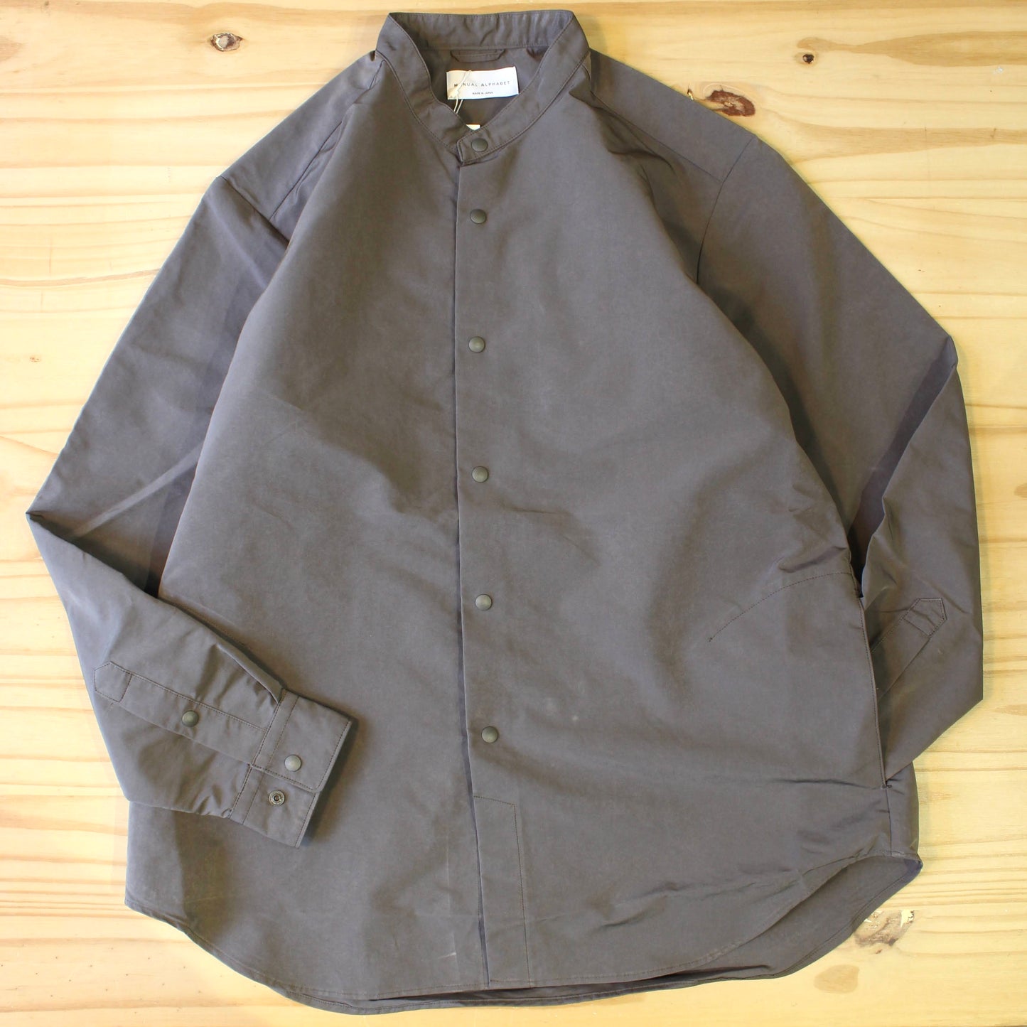 MANUAL ALPHABET -
 NEBEL TAFFTA BAND COLLAR SHIRT