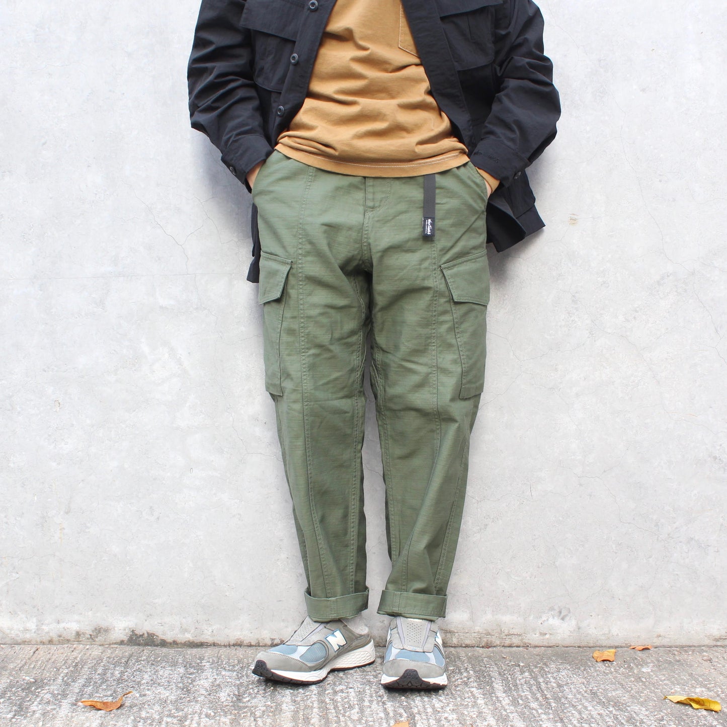 WILD THINGS JAPAN - 
BACK SATIN FIELD CARGO PANTS