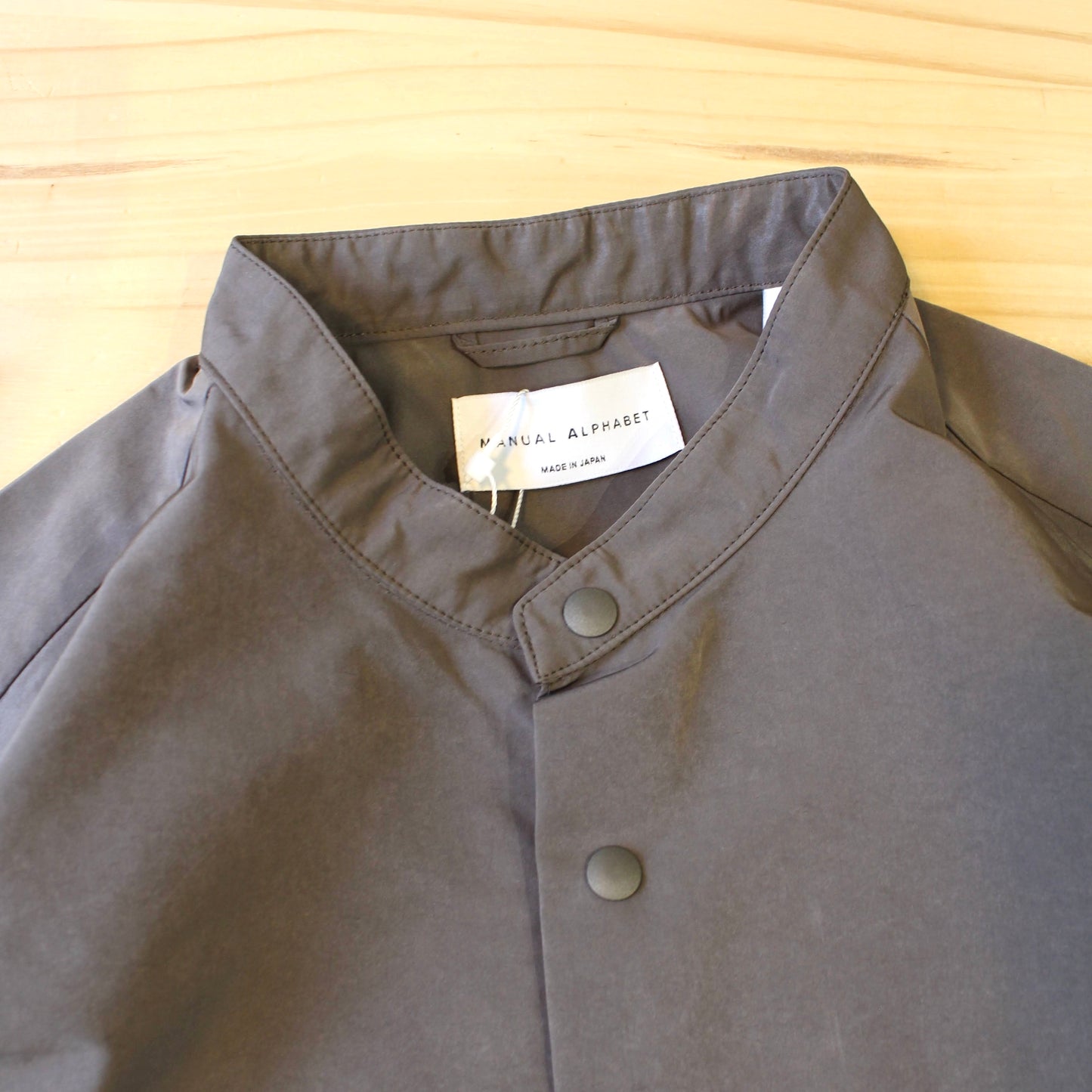 MANUAL ALPHABET -
 NEBEL TAFFTA BAND COLLAR SHIRT