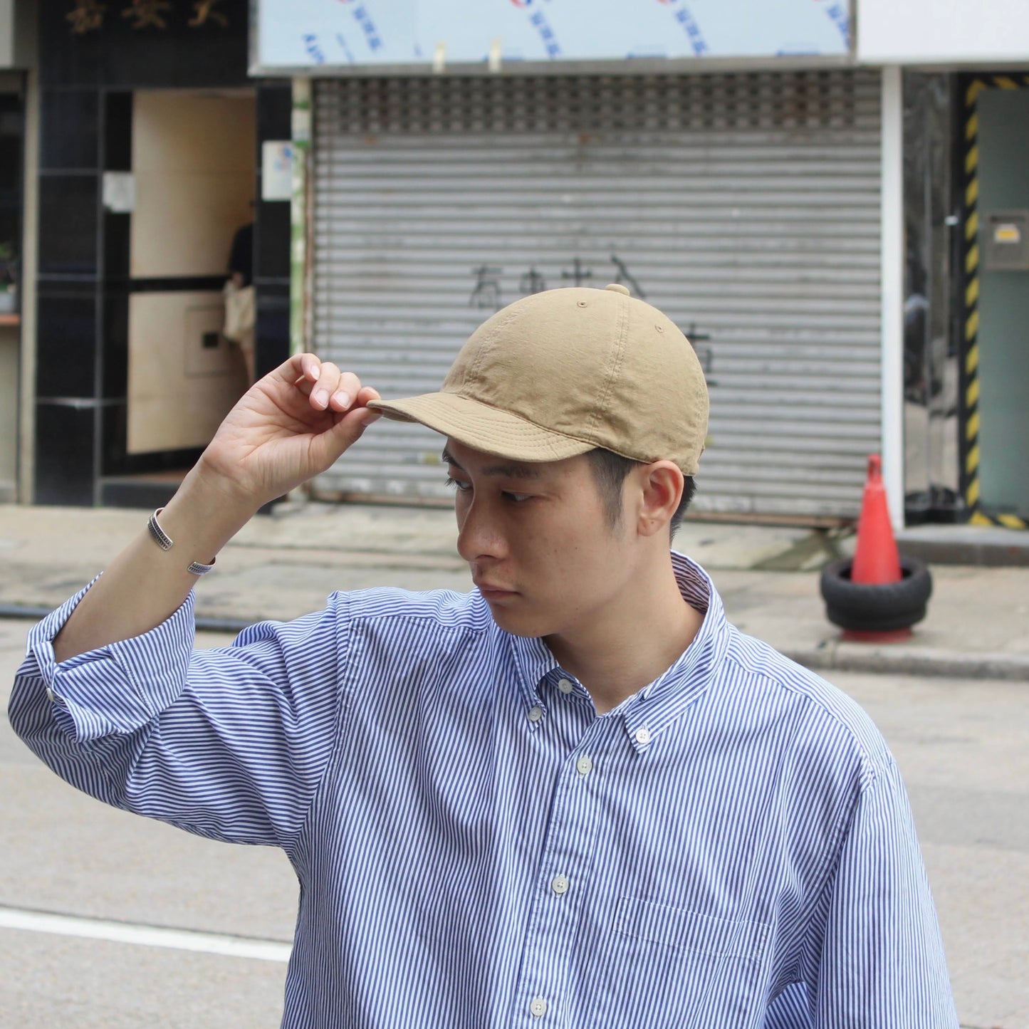 HIGHER - 
COTTON LINEN VINTAGE BACKSATIN CINCH BUCKLE CAP