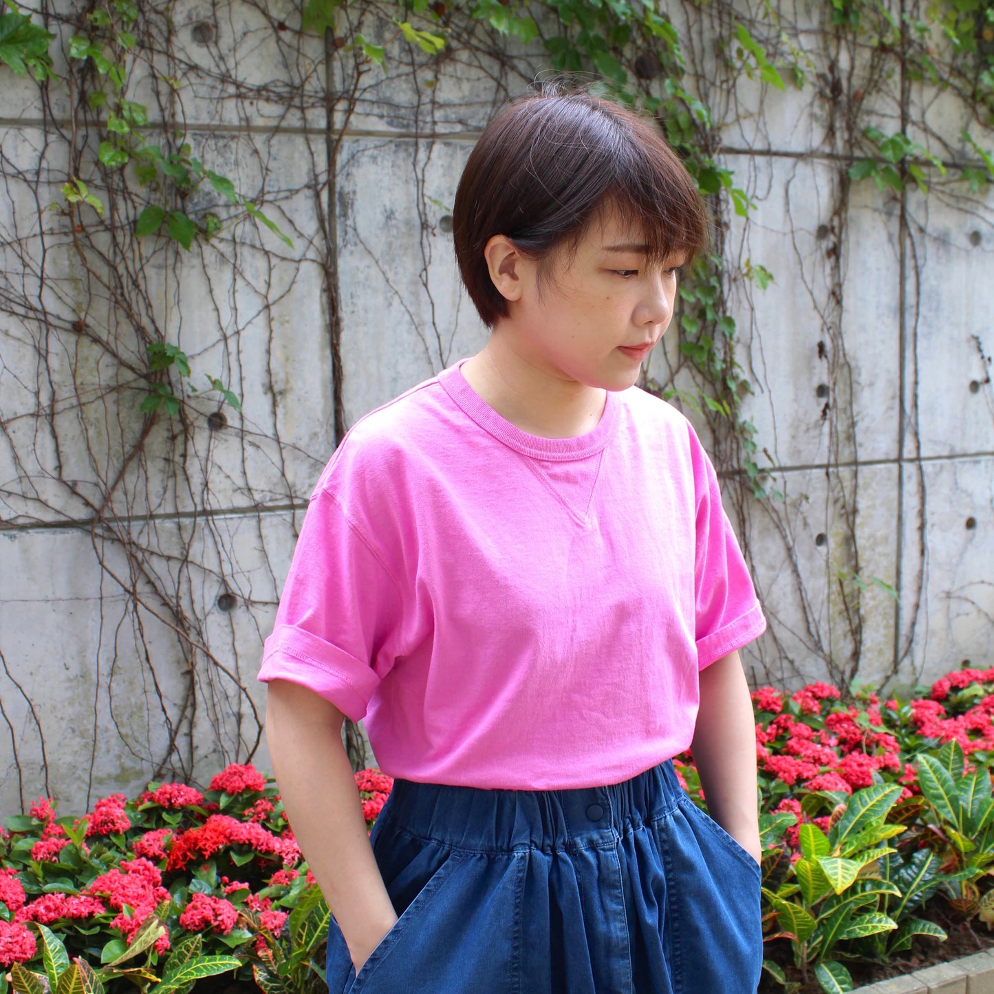 AheHee - Double V Crew Tee